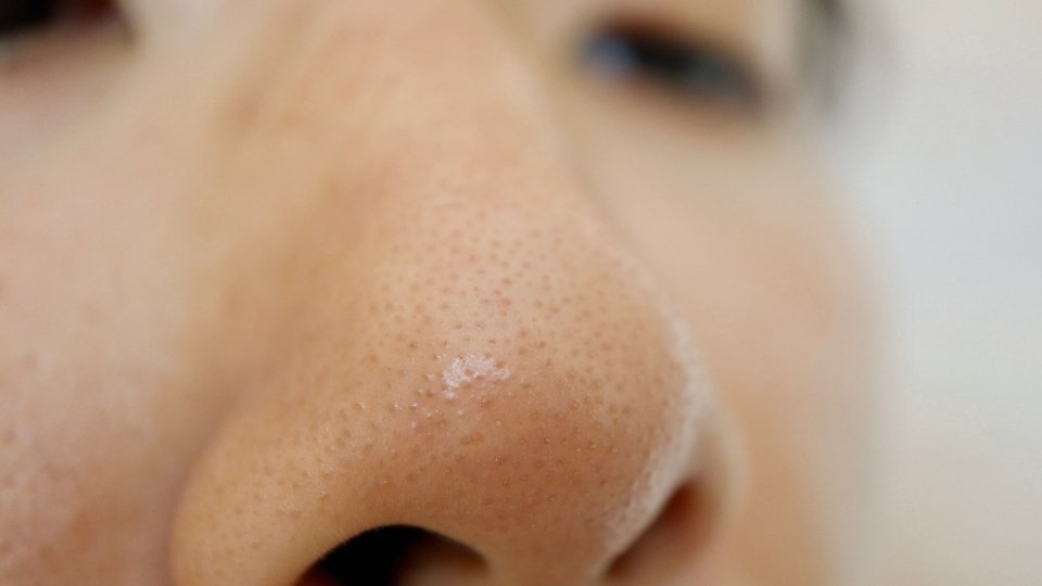 Snorting Meth vs Smoking Meth snorting meth in fine powder passes it through mucous membranes in your nose.