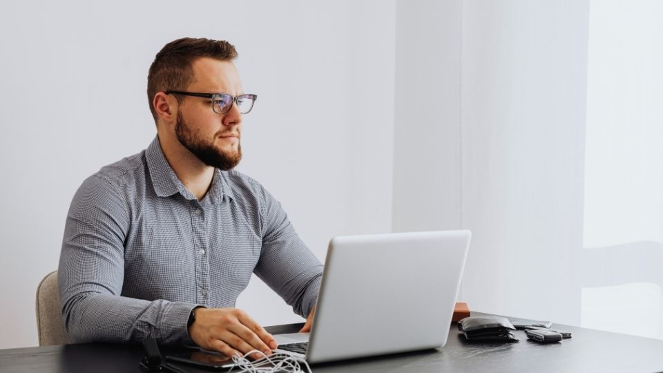 Can You Overdose on Kratom? a man looks up the answer to the question on his laptop.
